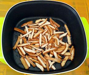 热锅热油，下豆干煸至表皮微黄。