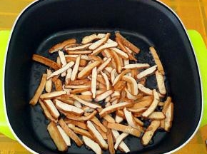 热锅热油，下豆干煸至表皮微黄。