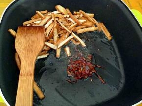 (推着一边或者是盛出)下干辣椒丝煸香。