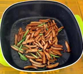 加少许清水，再加盐和生抽调味。