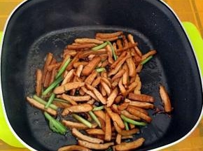 加少许清水，再加盐和生抽调味。