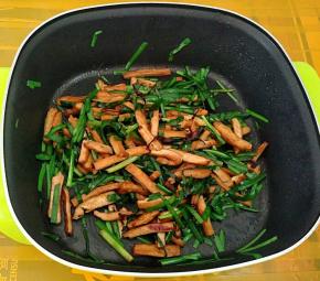 下韭菜叶炒匀即可