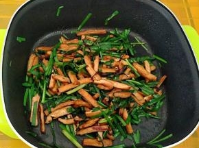 下韭菜叶炒匀即可