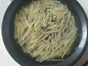 切成细丝，洗去淀粉，清水泡四五分钟。