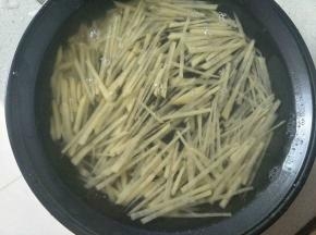 切成细丝，洗去淀粉，清水泡四五分钟。