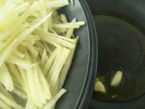 倒入沥干水分的土豆丝。