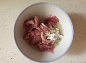 瘦肉洗净切片加蛋清、生粉上浆
