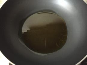 锅中少许油加热