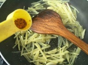 翻炒一分钟后加入辣椒面。