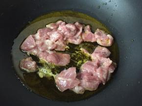 滑炒肉片，加入料酒，炒至发白盛出