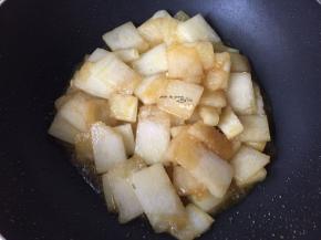 加入生抽炒匀后盖锅盖两分钟