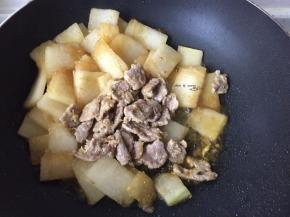 倒入肉片翻炒片刻出锅