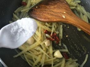 适量的盐继续翻炒三四分钟