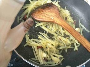 出锅之前淋一点米醋即可