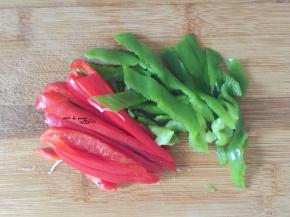 青红椒洗净切细丝