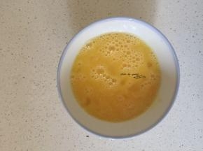 鸡蛋加盐打散
