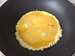 锅中热油倒入鸡蛋