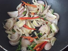 重起油锅炒洋葱、辣椒