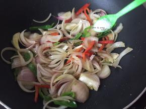 加入盐和生抽调味，翻炒片刻