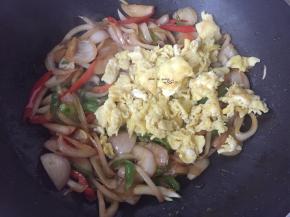 加入炒好的鸡蛋翻炒匀出锅即可