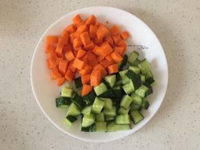 黄瓜洗净切丁，胡萝卜洗净去皮切丁