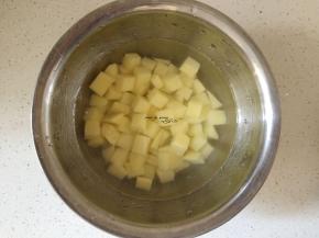 土豆去皮洗净切丁，过水去掉淀粉层