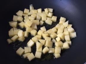 锅中少许油加热，入土豆丁翻炒