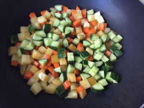 加入黄瓜丁，淋入生抽，加少许盐翻炒