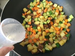 淋入少许水焖2分钟出锅