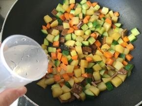 淋入少许水焖2分钟出锅