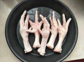 鸡爪解冻，洗干净剪去指甲。