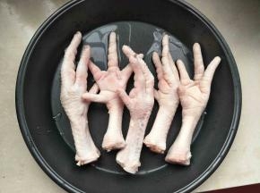 鸡爪解冻，洗干净剪去指甲。
