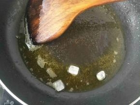 热锅冷油下冰糖炒糖色