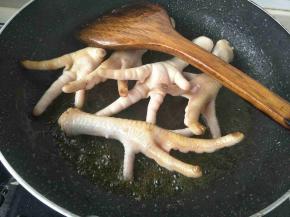糖色炒好后下入鸡爪，炒五六分钟