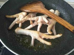 糖色炒好后下入鸡爪，炒五六分钟