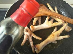 加入生抽，老抽和米醋翻炒一分钟左右。