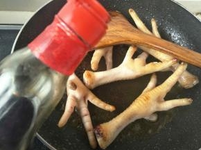 加入生抽，老抽和米醋翻炒一分钟左右。