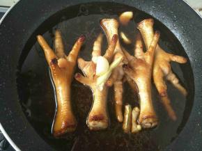 加入热开水，生姜，蒜拌五香粉，蚝油等