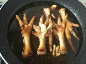 加入热开水，生姜，蒜拌五香粉，蚝油等