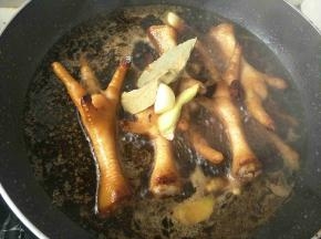 加入八角，香叶