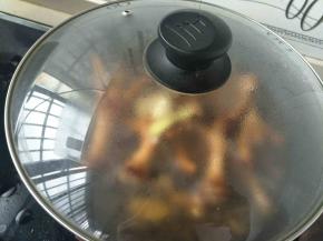 盖上锅盖，大火烧开，小火闷25分钟左右。