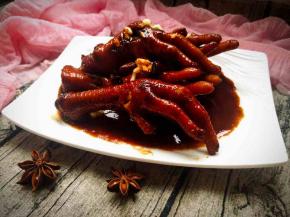 出锅之后撒上一些拍碎的蒜瓣，淋上汤汁即可