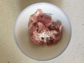 瘦肉洗净切片，加少许生粉上浆（可以加一点点蛋清）