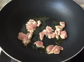 锅中少许油，先滑炒肉片，加入少许料酒，炒至变色，盛出