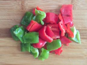 青红椒洗净切块
