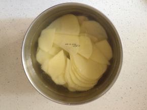 土豆入水中浸泡去淀粉层捞出控水