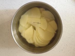 土豆入水中浸泡去淀粉层捞出控水