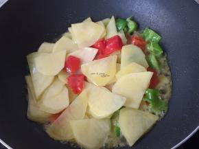 加少许盐、一丢丢水翻炒匀，盖锅盖一两分钟左右