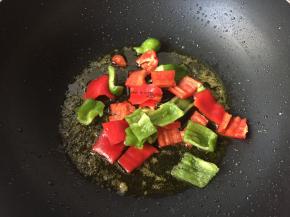 炒肉片的锅中底油加热，先倒入辣椒煸炒