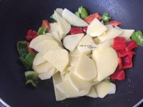 倒入土豆片翻炒